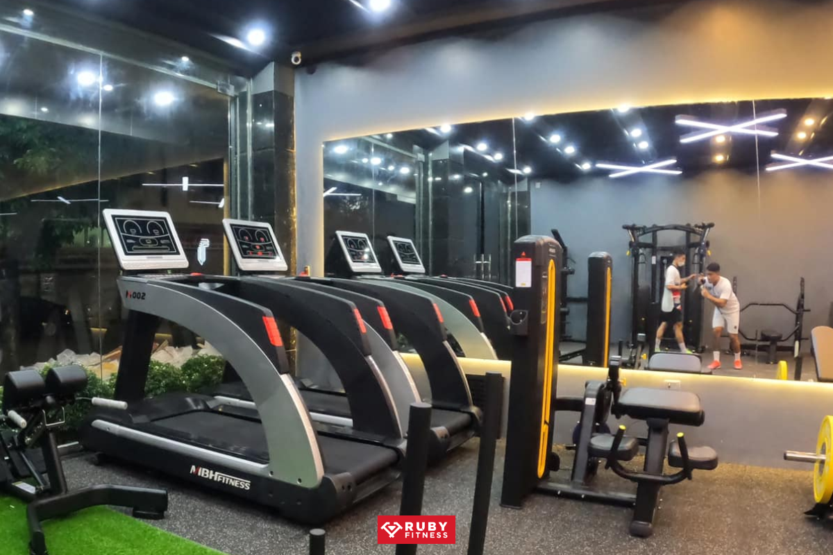 Hình ảnh máy chạy bộ M-002 tại Titan Private