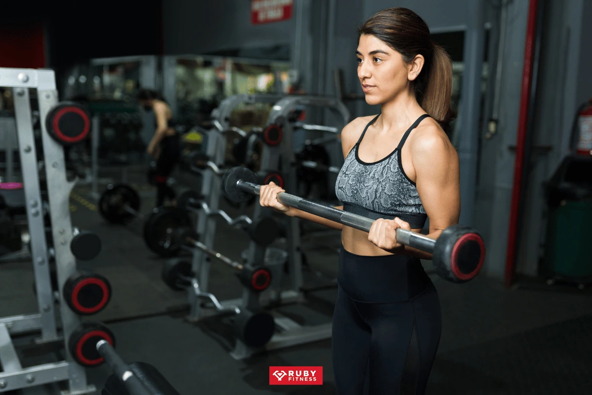 Tập tạ tại phòng gym