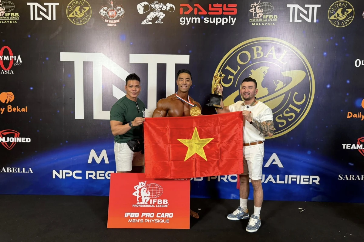 Hoàng Hải Đăng giơ cao cúp vô địch tại AGP Pro Show với nụ cười chiến thắn