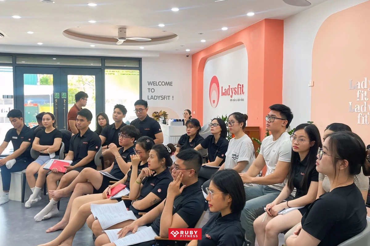 Tuyển Dụng và Đào Tạo Đội Ngũ Nhân Sự Chuyên Nghiệp
